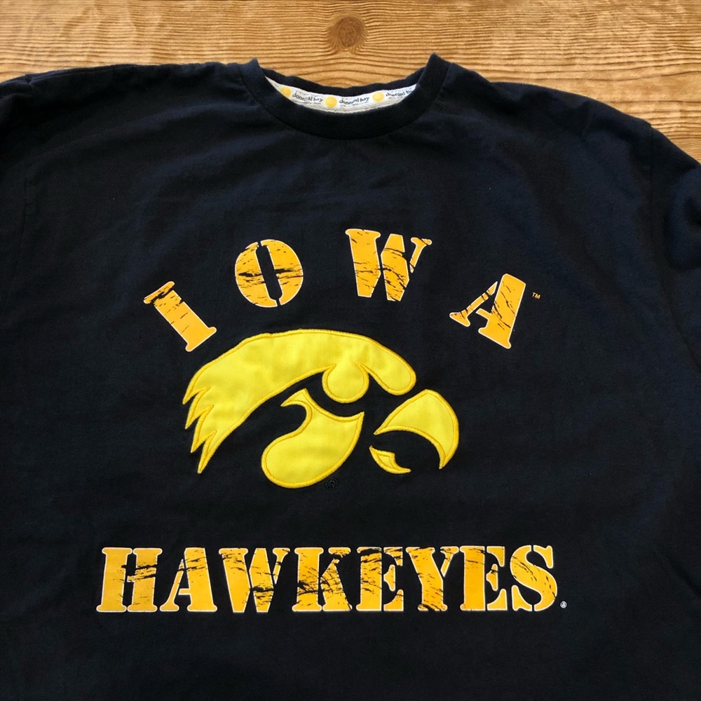 2x Iowa Hawkeyes long sleeve black tshirt